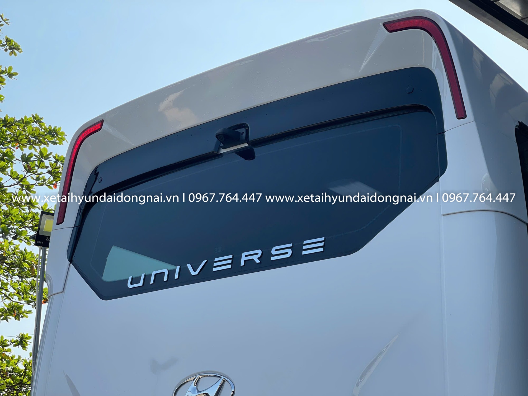 Mui lướt gió phía đuôi xe Universe Prestige